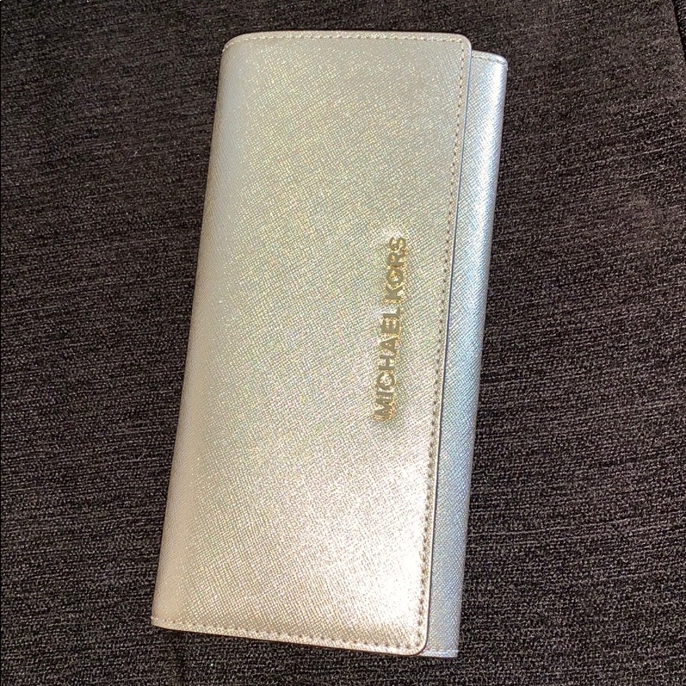 Beautiful new wallet Michael Kors